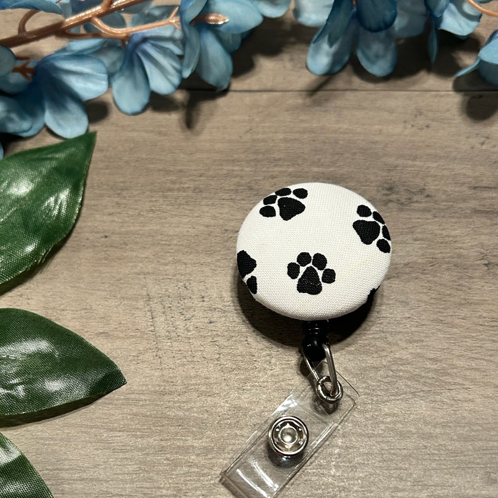 🐾🩶 Dog Paw Badge Reel